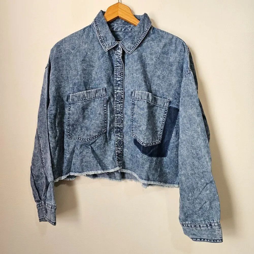 AMERICAN EAGLE OUTFITTERS ACID WASHED STYLE SEMI CROP SHIRT TOP SIZE M